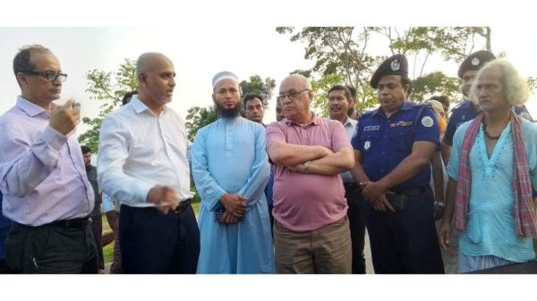 পিরোজপুরের নেছারাবাদে বন্যাদুর্গত এলাকা পরিদর্শন করেছেন দুর্যোগ মন্ত্রণালয়ের উপদেষ্টা ফারুক-ই-আজম। তিনি ত্রাণ কার্যক্রমে দেশীয় নৌকার ব্যবহার নিশ্চিত করার নির্দেশ দেন।