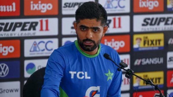 দীর্ঘ বিরতির পর আন্তর্জাতিক টি-টোয়েন্টিতে ফিরে ব্যর্থ হলেন পাকিস্তানের তারকা ব্যাটার বাবর আজম। দক্ষিণ আফ্রিকার বিপক্ষে প্রথম ম্যাচে ৫৫ রানের বড় ব্যবধানে হেরে গেল পাকিস্তান।