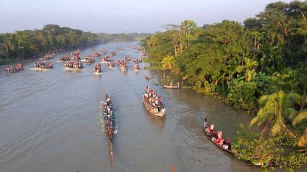 পিরোজপুরের নাজিরপুর উপজেলার কালিগঙ্গা নদীতে এক যুগ পর অনুষ্ঠিত হলো ঐতিহ্যবাহী নৌকা বাইচ প্রতিযোগিতা। কালীপূজা উপলক্ষে আয়োজিত এই উৎসব ঘিরে নদীর দুই পাড়ে হাজারো মানুষের ভিড় জমে।