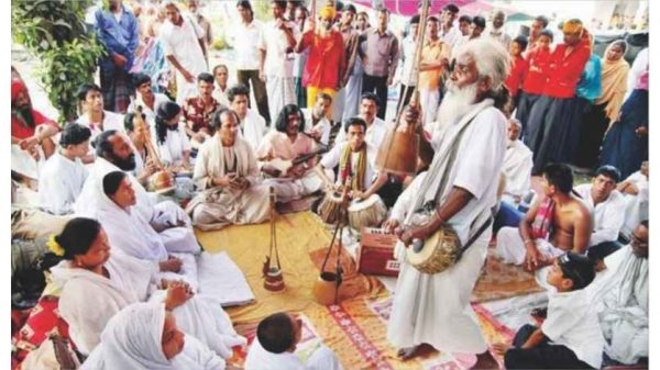 কুষ্টিয়ার ছেঁউড়িয়াস্থ লালন আখড়ায় ফকির লালন শাহের ১৩৫তম তিরোধান দিবস উপলক্ষে তিন দিনব্যাপী বাউল উৎসবে ভক্ত, বাউল ও পর্যটকদের মিলনমেলা বসেছে। অনুষ্ঠিত হয় রাতভর লালন সংগীতের আসর।