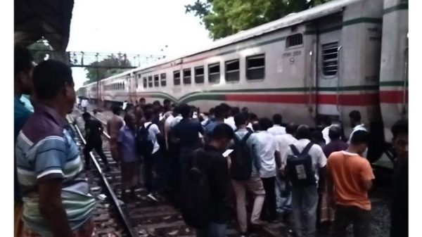 নাটোরের মাধনগর স্টেশনে বাংলাবান্ধা এক্সপ্রেস ট্রেনের একটি বগিতে হঠাৎ আগুন লাগে। যাত্রীদের মাঝে আতঙ্ক ছড়ালেও হতাহতের ঘটনা ঘটেনি। ক্ষতিগ্রস্ত বগি আলাদা করার পর ট্রেনটি রাজশাহীর উদ্দেশ্যে রওনা দেয়।