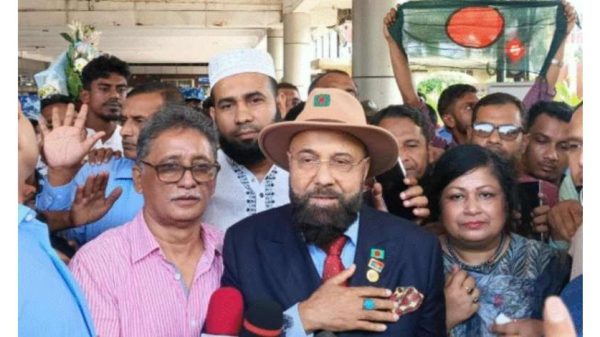 বিএনপি চেয়ারপারসনের উপদেষ্টা এম এ মালেক বলেছেন, প্রার্থী মনোনয়ন দলের হাইকমান্ডের সিদ্ধান্তে হবে। এখনো কেউ গ্রিন সিগন্যাল পাননি, সবাই রেড সিগন্যালে আছেন।