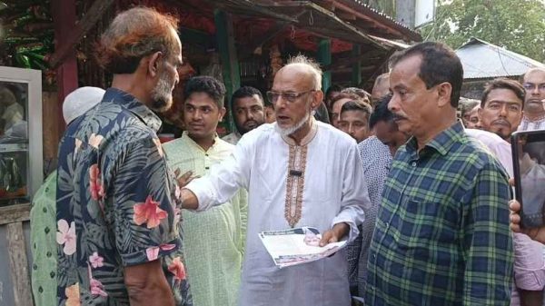 পিরোজপুরের কলাখালীতে বিএনপির ৩১ দফা বাস্তবায়নে লিফলেট বিতরণ ও গণসংযোগ করেছেন অধ্যক্ষ আলমগীর হোসেন। জনগণকে দফাগুলো পড়ার আহ্বান জানান তিনি।