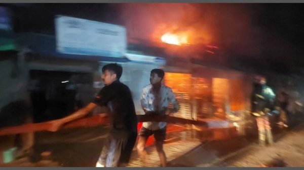 পিরোজপুরের মঠবাড়িয়ায় ভয়াবহ অগ্নিকাণ্ডে ৫টি ব্যবসা প্রতিষ্ঠান মালামালসহ পুড়ে গেছে। ফায়ার সার্ভিসের প্রাথমিক ধারণায় বৈদ্যুতিক শর্ট সার্কিট থেকে আগুনের সূত্রপাত ঘটে, ক্ষয়ক্ষতির পরিমাণ প্রায় ২০ লাখ টাকা।