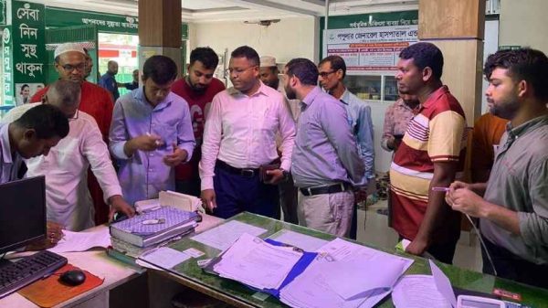 পিরোজপুরের মঠবাড়িয়ায় চিকিৎসা সেবায় অনিয়ম, মেয়াদোত্তীর্ণ ওষুধ এবং কাগজপত্রে ত্রুটি ধরা পড়ায় ভ্রাম্যমান আদালতের অভিযানে ৬১ হাজার টাকা জরিমানা ও ৭টি ডায়াগনস্টিক সেন্টার সিলগালা করা হয়েছে।