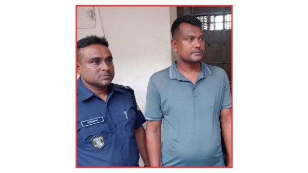 পিরোজপুরের মঠবাড়িয়ায় সাবেক পৌর যুবদল নেতা বেল্লালকে চাঁদাবাজি ও মারামারির অভিযোগে র‍্যাব-৮ গ্রেফতার করেছে। তার বিরুদ্ধে একাধিক মামলা রয়েছে বলে জানিয়েছে পুলিশ।