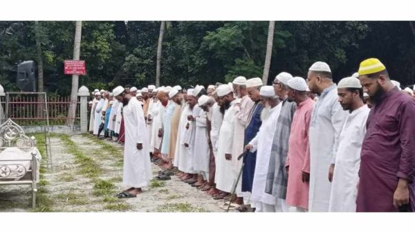 খুলনার দিঘলিয়ায় বিশিষ্ট আলেম মাওলানা খান আব্দুল গফুর ইন্তেকাল করেছেন। ইসলাম প্রচার ও শিক্ষা প্রতিষ্ঠানে গুরুত্বপূর্ণ অবদান রাখা এই আলেমের মৃত্যুতে এলাকায় শোকের ছায়া নেমে এসেছে।