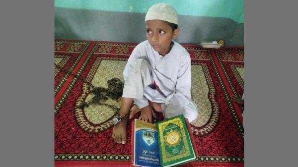 পিরোজপুরের ভাণ্ডারিয়ায় মাদ্রাসায় পায়ে শিকল বাঁধা অবস্থায় এক শিশু শিক্ষার্থীকে উদ্ধার করেছে প্রশাসন। ইউএনও রেহেনা আক্তার জানান, ঘটনায় দায়ীদের বিরুদ্ধে আইনানুগ ব্যবস্থা নেওয়া হবে। বিস্তারিত পড়ুন।