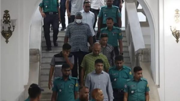 আন্তর্জাতিক অপরাধ ট্রাইব্যুনালে মানবতাবিরোধী অপরাধ মামলায় আত্মসমর্পণকারী ১৫ সেনা কর্মকর্তার পক্ষে নির্দোষ দাবি করেছেন আইনজীবী এম সরোয়ার হোসেন। তিনি বলেন, মূল অপরাধীরা ভারতে পালিয়ে গেছে।