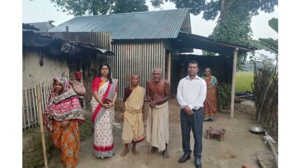 দিনাজপুরের কাহারোল উপজেলার ইউএনও মোকলেদা খাতুন মীম মানবতার সেবায় অনন্য ভূমিকা রাখছেন। দৃষ্টি প্রতিবন্ধী দম্পতির জন্য ঘর নির্মাণে সহায়তা দিয়ে সমাজে দৃষ্টান্ত স্থাপন করেছেন তিনি।