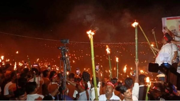 রংপুর বিভাগের পাঁচ জেলায় তিস্তা নদী রক্ষায় ‘জাগো বাহে তিস্তা বাঁচাও’ আন্দোলনের অংশ হিসেবে মশাল প্রজ্জ্বলন কর্মসূচি অনুষ্ঠিত হয়েছে। অংশগ্রহণকারীরা দ্রুত মহাপরিকল্পনা বাস্তবায়নের দাবি জানিয়েছেন।