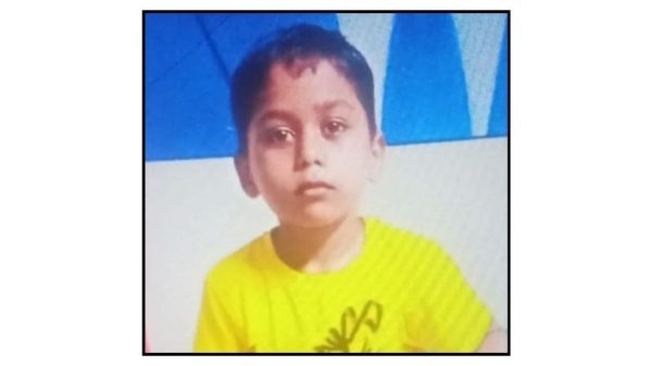 খুলনার দিঘলিয়ায় নিখোঁজের তিন দিন পর সাত বছরের শিশু জিসানের মরদেহ মাটিচাপা অবস্থায় উদ্ধার করেছে পুলিশ ও নৌবাহিনী। নিহত জিসানকে হত্যার পর পুঁতে রাখা হয়েছিল বলে জানিয়েছে পুলিশ। এলাকায় নেমেছে শোকের ছায়া।