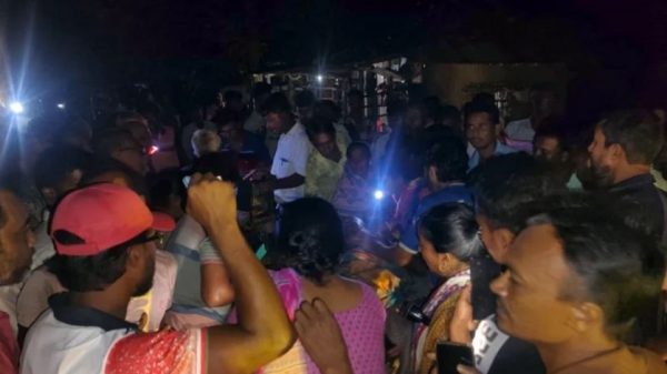 সাতক্ষীরার শ্যামনগরে ইঁদুর মারার বৈদ্যুতিক ফাঁদে বিদ্যুৎস্পৃষ্ট হয়ে রথীন রপ্তান নামে এক কৃষকের মৃত্যু হয়েছে। স্থানীয়রা জানান, সন্ধ্যার দিকে নিজের জমিতে গিয়ে অসাবধানতাবশত বৈদ্যুতিক তারে জড়িয়ে তিনি মারা যান।