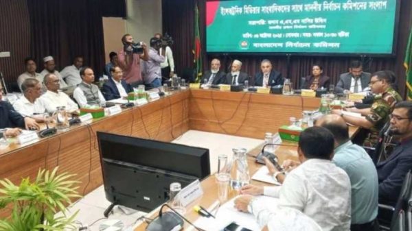 ত্রয়োদশ জাতীয় সংসদ নির্বাচনে সবার জন্য সমান সুযোগ নিশ্চিত করতে গণমাধ্যমের সহযোগিতা চেয়েছেন প্রধান নির্বাচন কমিশনার (সিইসি) এ এম এম নাসির উদ্দিন।