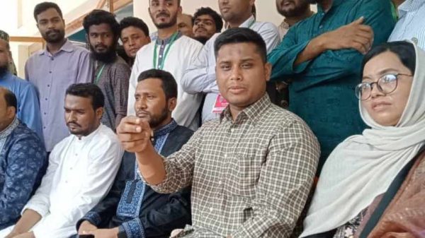 জাতীয় নাগরিক পার্টির মূখ্য সংগঠক হাসনাত আবদুল্লাহ বলেছেন, নির্বাচন কমিশনের গৃহীত সিদ্ধান্তগুলোতে কোনো নীতিমালা নেই। তিনি বলেন, সাংবিধানিক প্রতিষ্ঠান হিসেবে ইসিকে অবশ্যই নিয়ম ও নীতিমালার ভিত্তিতে চলতে হবে।