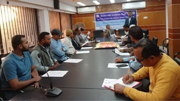 বিশ্ব অ্যান্টিমাইক্রোবিয়াল রেজিস্ট্যান্স সচেতনতা সপ্তাহ ২০২৫ উপলক্ষে পিরোজপুরে অ্যান্টিবায়োটিকের যৌক্তিক ব্যবহারের ওপর সচেতনতা সভা অনুষ্ঠিত হয়েছে। বক্তারা AMR প্রতিরোধে সঠিক অ্যান্টিবায়োটিক ব্যবহার, চিকিৎসকের পরামর্শ অনুসরণ ও স্বাস্থ্যবিধির গুরুত্ব তুলে ধরেন।