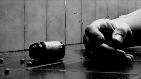 পিরোজপুরের ইন্দুরকানীতে বাবা-মায়ের সঙ্গে অভিমান করে বর্ণা আক্তার নামের এক মাদ্রাসাছাত্রী আত্মহত্যা করেছে। পারিবারিক মনোমালিন্য থেকেই ঘটে এ মর্মান্তিক ঘটনা।