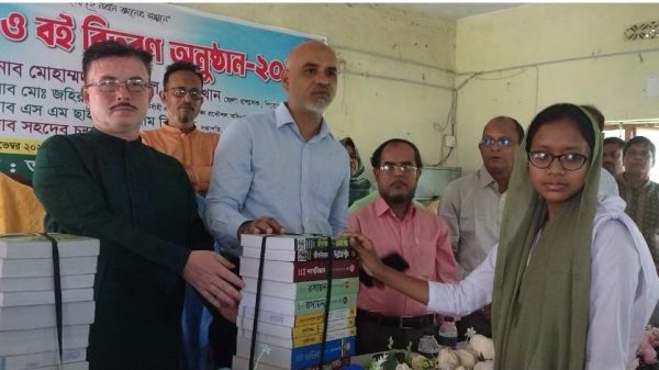 পিরোজপুরের ঐতিহ্যবাহী আফতাবউদ্দিন কলেজে নবীনবরণ ও বই বিতরণ অনুষ্ঠিত হয়েছে। অনুষ্ঠানে প্রধান অতিথি হিসেবে উপস্থিত ছিলেন জেলা প্রশাসক মোহাম্মদ আশরাফুল আলম খান।