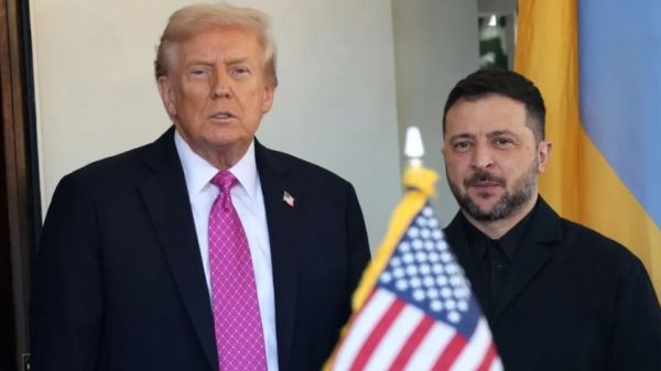 রয়টার্সের বরাতে জানা গেছে, ইউক্রেনকে শান্তি চুক্তির কাঠামোয় সম্মত করাতে যুক্তরাষ্ট্র গোয়েন্দা তথ্য ও অস্ত্র সহায়তা বন্ধের হুঁশিয়ারি দিয়েছে। ২৮ দফা পরিকল্পনায় অঞ্চল সমর্পণ, সেনাবাহিনী সীমিতকরণ ও ন্যাটো চেষ্টা ত্যাগের প্রস্তাব রয়েছে।