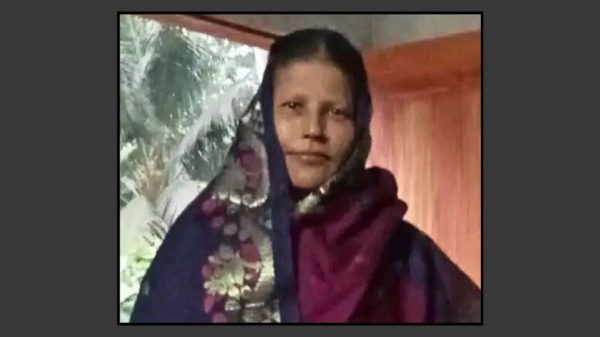 খুলনার দিঘলিয়ায় সংরক্ষিত ইউপি সদস্য সালেহা বেগমের জানাজায় মানুষের ঢল নেমেছে। সামাজিক ও রাজনৈতিক অঙ্গনে তার মৃত্যুতে শোকের ছায়া। দিঘলিয়া ঈদগাহ ময়দানে জানাজা শেষে গোয়ালখালি কবরস্থানে দাফন সম্পন্ন।