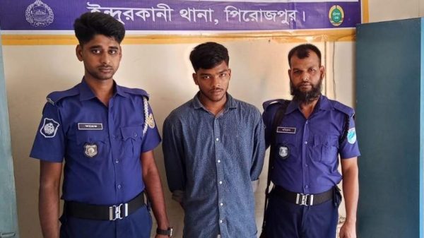 পিরোজপুরের ইন্দুরকানীতে এক স্কুলছাত্রীকে ধর্ষণের চেষ্টার অভিযোগে ইয়াছিন হাওলাদার নামে এক যুবককে গ্রেফতার করেছে পুলিশ। ঘটনায় মামলা দায়ের করে অভিযুক্তের অন্যান্য সহযোগীদের গ্রেফতারে অভিযান চলছে।