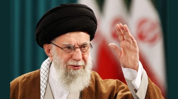 ইরান জানিয়েছে, সর্বোচ্চ নেতা আয়াতুল্লাহ খামেনিকে হত্যার ষড়যন্ত্র করছে যুক্তরাষ্ট্র ও ইসরায়েল। গোয়েন্দা মন্ত্রী ইসমাইল খতিব বলেছেন, শত্রুরা ইসলামী প্রজাতন্ত্রকে অস্থিতিশীল করতেই এ পরিকল্পনা করছে।