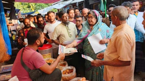 বিএনপির ভারপ্রাপ্ত চেয়ারম্যান তারেক রহমান ঘোষিত রাষ্ট্র কাঠামো মেরামতে ৩১ দফা জনসম্পৃক্ত করতে পিরোজপুরে জনসংযোগ করলেন এলিজা জামান। স্থানীয় বিএনপি নেতাকর্মীরাও এতে অংশ নেন।