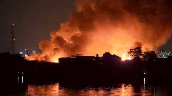 রাজধানীর তেজগাঁওয়ের কড়াইল বৌবাজার বস্তিতে ভয়াবহ আগুন লেগেছে। ফায়ার সার্ভিসের ১১টি ইউনিট আগুন নিয়ন্ত্রণে কাজ করছে এবং আরও পাঁচটি ইউনিট পথে রয়েছে। এখনো পর্যন্ত কোনো হতাহতের খবর পাওয়া যায়নি।