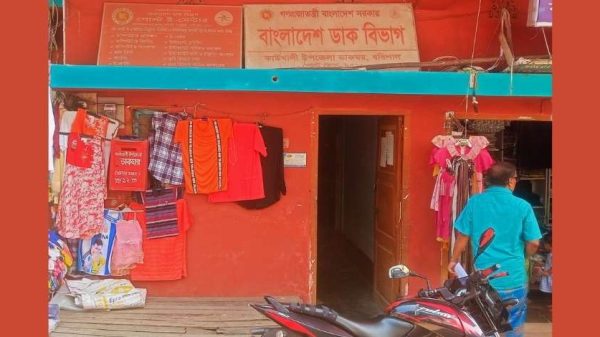 পিরোজপুরের কাউখালী উপজেলা পোস্ট অফিস ৭ বছর ধরে ভাড়া বাসায় চলছে। নিজস্ব ভবন ও জনবল সংকটের কারণে দাপ্তরিক কার্যক্রম ব্যাহত হচ্ছে, সেবা পাচ্ছেন না গ্রাহকরা। জানুন বিস্তারিত।