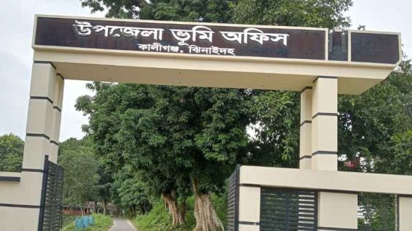 ঝিনাইদহের কালীগঞ্জ উপজেলা ভূমি অফিসে জানালা ভেঙে প্রায় ৩ লাখ টাকা চুরি হয়েছে। পুলিশের তদন্ত চলছে। সংশ্লিষ্ট তিনজনকে কারণ দর্শানোর নোটিশ দেওয়া হয়েছে।