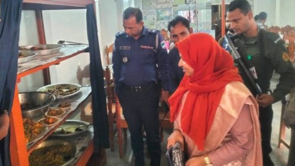 ঝিনাইদহের কালীগঞ্জে ভ্রাম্যমাণ আদালতের অভিযানে বিভিন্ন অনিয়মে ৫ জনকে ৪ হাজার টাকা জরিমানা করা হয়েছে। সড়ক পরিবহন আইন ও ভোক্তা অধিকার আইনে দণ্ড প্রদান করা হয়। হোটেলের পরিচ্ছন্নতা ও সড়ক নিরাপত্তা নিশ্চিত করতে প্রশাসনের নির্দেশনা জারি করা হয়।