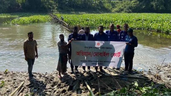 ঝিনাইদহের কালীগঞ্জে ভ্রাম্যমাণ আদালতের অভিযানে বেগবতী নদী থেকে দুটি অবৈধ মাছ ধরার বাঁধ অপসারণ করা হয়েছে। নদীর স্বাভাবিক প্রবাহ ও দেশীয় মাছ রক্ষায় প্রশাসনের এই অভিযান অব্যাহত থাকবে বলে জানিয়েছে কর্তৃপক্ষ।