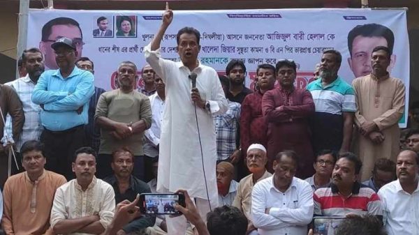 খুলনা-৪ আসনে বিএনপি প্রার্থী ঘোষণার পর দিঘলিয়ায় আজিজুল বারী হেলালকে অভিনন্দন জানিয়ে শোকরানা ও দোয়া মাহফিল অনুষ্ঠিত হয়েছে। স্থানীয় নেতাকর্মীদের উপস্থিতিতে অনুষ্ঠানে দেশনেত্রী খালেদা জিয়ার রোগমুক্তি কামনা ও তারেক রহমানের প্রতি কৃতজ্ঞতা জানানো হয়।