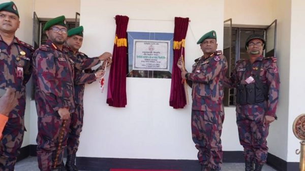 লালমনিরহাটের পাটগ্রামে সীমান্ত সুরক্ষা জোরদার করতে বিজিবির নতুন চতুরবাড়ী বিওপি ক্যাম্প উদ্বোধন করা হয়েছে। নজরদারি বৃদ্ধি, চোরাচালান রোধ ও নিরাপত্তা ব্যবস্থা শক্তিশালী করতে ক্যাম্পটি গুরুত্বপূর্ণ ভূমিকা রাখবে বলে জানিয়েছে বিজিবি।