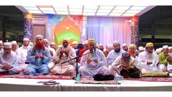 পিরোজপুরের ঐতিহ্যবাহী ছারছীনা দরবারে শুরু হয়েছে ১৩৫তম ঈছালে ছাওয়াব মাহফিল। তিন দিনব্যাপী এ আধ্যাত্মিক সমাবেশে আগামীকাল যোগ দেবেন বিএনপি মহাসচিব মির্জা ফখরুল ইসলাম আলমগীর। ভক্ত-মুহিব্বীদের ঢল নেমেছে পুরো এলাকায়।