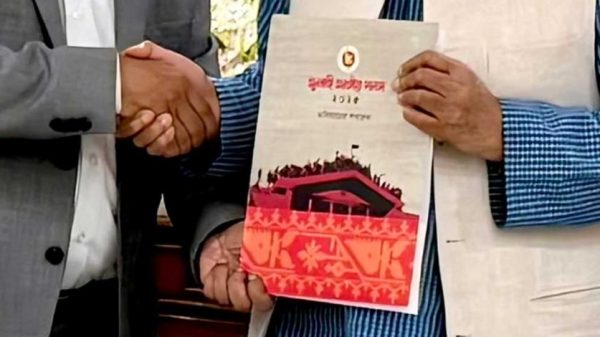 রাষ্ট্রপতি মো. সাহাবুদ্দিন ‘জুলাই জাতীয় সনদ (সংবিধান সংস্কার) বাস্তবায়ন আদেশ ২০২৫’-এ স্বাক্ষর করেছেন। এ আদেশের মাধ্যমে সংবিধান সংস্কার প্রস্তাবগুলো এখন গণভোটে তোলা হবে। বিকেলে জাতির উদ্দেশে ভাষণ দেবেন প্রধান উপদেষ্টা অধ্যাপক মুহাম্মদ ইউনূস।