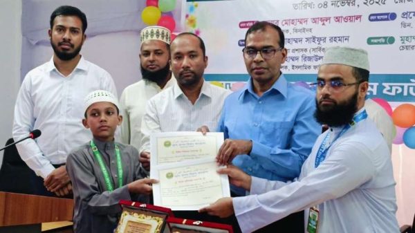 ঝিনাইদহে মাত্র ১০ ও ১৬ মাসে কোরআন হিফজ সম্পন্ন করেছে দুই মেধাবী শিক্ষার্থী। তাদের এই দৃষ্টান্তমূলক অর্জনের স্বীকৃতি হিসেবে আল-কলম হিফয মাদ্রাসা ঘোষণা দিয়েছে ওমরাহ হজে পাঠানোর।