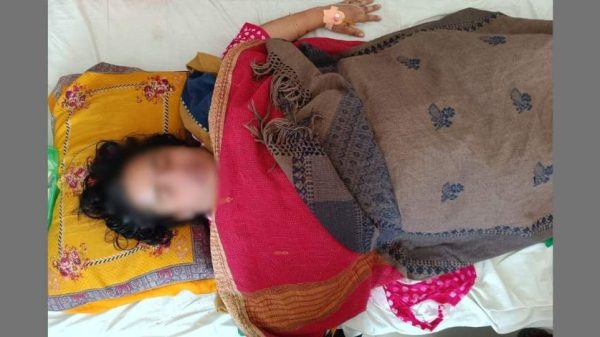 ঝিনাইদহ সদর উপজেলার দোগাছি গ্রামে সামাজিক আধিপত্যের বিরোধকে কেন্দ্র করে গৃহবধূ হাসনা আরাকে মারধর ও বিবস্ত্র করার অভিযোগ উঠেছে। পুলিশ আহত নারীকে উদ্ধার করে হাসপাতালে ভর্তি করেছে।