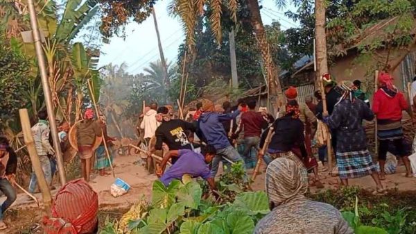 ঝিনাইদহের ফুরসন্দি গ্রামে আধিপত্য বিস্তারকে কেন্দ্র করে দু’পক্ষের সংঘর্ষে অন্তত ১০ জন আহত হয়েছেন। ভাঙচুর হয়েছে কয়েকটি বাড়িঘর। পরিস্থিতি নিয়ন্ত্রণে আনতে পুলিশ মোতায়েন করা হয়েছে।