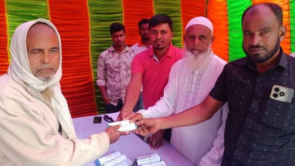 ঝিনাইদহের শৈলকুপায় আফতাব উদ্দিন স্মৃতি ফাউন্ডেশনের উদ্যোগে দুই শতাধিক দুস্থ চক্ষু রোগীর মাঝে বিনামূল্যে চশমা বিতরণ করা হয়েছে। আগে ছানি অপারেশন করা রোগীদের চোখ পরীক্ষা করে এই মানবিক সেবা প্রদান করা হয়।