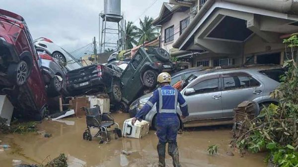 টাইফুন কালমেগির তাণ্ডবে ফিলিপাইনের মধ্যাঞ্চলে অন্তত ২৬ জনের মৃত্যু ও লাখো মানুষ বাস্তুচ্যুত হয়েছে। প্রবল বৃষ্টিপাত ও বন্যায় সেবুসহ কয়েকটি দ্বীপে ব্যাপক ক্ষয়ক্ষতি হয়েছে বলে জানিয়েছে সিভিল ডিফেন্স অফিস।
