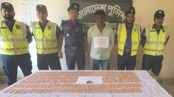 ঝিনাইদহের কালীগঞ্জে প্রথমবারের মতো নতুন মাদক ‘টেপেন্টা-ডল’ ট্যাবলেটসহ এক মাদক ব্যবসায়ীকে আটক করেছে হাইওয়ে পুলিশ। ১৮’শ পিচ ট্যাবলেটসহ আটক সিরাজুল ইসলামকে থানায় সোপর্দ করা হয়েছে।