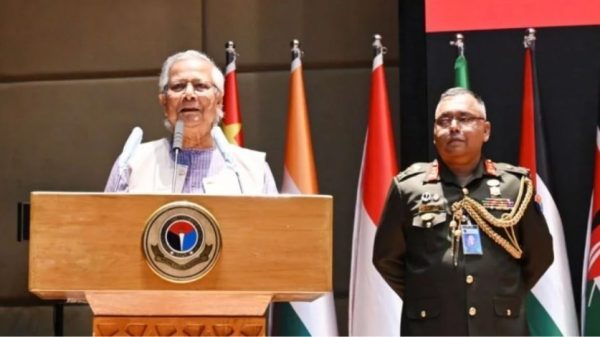 প্রধান উপদেষ্টা ড. মুহাম্মদ ইউনূস বলেছেন, আসন্ন জাতীয় নির্বাচনকে শান্তিপূর্ণ ও উৎসবমুখর পরিবেশে আয়োজন করতে সেনাবাহিনীর সহায়তা অপরিহার্য। ডিএসসিএসসি কোর্স–২০২৫ এর গ্র্যাজুয়েশন অনুষ্ঠানে তিনি এ কথা বলেন।