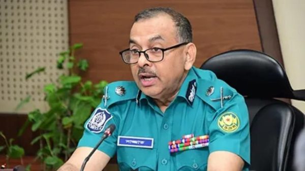 ডিএমপি কমিশনার শেখ মো. সাজ্জাত আলী জানিয়েছেন—বাসে আগুন বা ককটেল নিক্ষেপ করে জীবনহানির চেষ্টা করলে গুলি করা হবে। শাটডাউন কর্মসূচিকে ঘিরে রাজধানীতে বাড়ানো হয়েছে নিরাপত্তা।