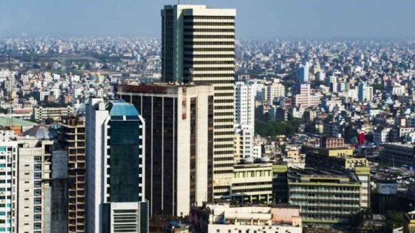 রাজউকের পরিসংখ্যানে দেখা গেছে ঢাকায় ২১ লাখ ভবন ঝুঁকিপূর্ণ। ৬ লাখ বহুতল ভবনে উচ্চঝুঁকি, ৩৭% নতুন সরকারিভবনও অরক্ষিত। বিশেষজ্ঞরা বলছেন—বড় ভূমিকম্প হলে রাজধানীতে ভয়াবহ বিপর্যয় ঘটবে।