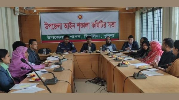 খুলনার দিঘলিয়া উপজেলায় মাসিক আইন-শৃঙ্খলা সভায় নবাগত ইউএনও মোঃ হারুন অর রশিদ মাদক, বাল্যবিবাহ ও অবৈধ দখল রোধে কঠোর নজরদারির নির্দেশ দিয়েছেন। সভায় খেয়াঘাট ও ফেরিতে অতিরিক্ত টোল উত্তোলন বন্ধের ওপরও জোর দেন তিনি।