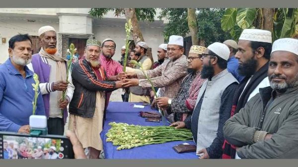 খুলনার দিঘলিয়ায় জামায়াতে ইসলামীতে অর্ধশতাধিক নেতাকর্মীর যোগদান অনুষ্ঠিত হয়েছে। অনুষ্ঠানে স ম এনামুল হক বলেন, কোরআনের শাসন প্রতিষ্ঠার মাধ্যমেই দেশে শান্তি ও শৃঙ্খলা ফিরিয়ে আনা সম্ভব। দিনব্যাপী বিভিন্ন সমাবেশে শীর্ষ নেতারা বক্তব্য দেন।