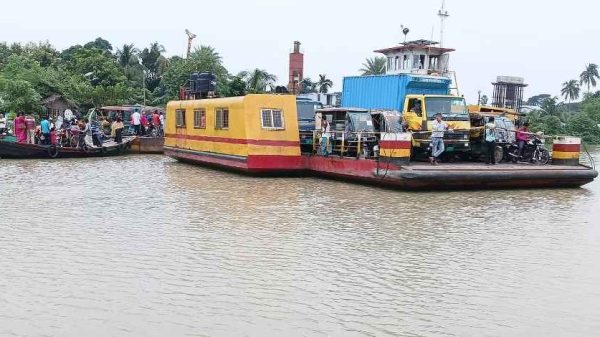 খুলনার দিঘলিয়া নগরঘাটা ফেরিতে অতিরিক্ত ভাড়া আদায় নিয়ে ট্রাক শ্রমিক ও ফেরির ইজারাদারের মধ্যে সংঘর্ষের ঘটনা ঘটে। প্রশাসন পরিস্থিতি নিয়ন্ত্রণে রাখতে ফেরি সাময়িক বন্ধ রাখে এবং পুলিশ মোতায়েনের মাধ্যমে নিরাপত্তা নিশ্চিত করে।