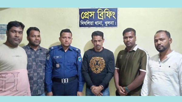 খুলনার দিঘলিয়ায় হত্যা ও মাদকের একাধিক মামলার পলাতক আসামি জামির শেখকে যশোর থেকে ধাওয়া করে খুলনার বয়রা এলাকায় আটক করেছে দিঘলিয়া থানা পুলিশ। অভিযান পরিচালনা করে পুলিশের চৌকস টিম।