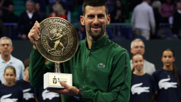 এথেন্সে হেলেনিক চ্যাম্পিয়নশিপে লরেঞ্জো মুসেত্তিকে হারিয়ে ক্যারিয়ারের ১০১তম ট্রফি জিতেছেন সার্ব তারকা নোভাক জোকোভিচ। এই জয়ে তিনি হার্ড কোর্টে রজার ফেদেরারকে ছাড়িয়ে গেলেন।